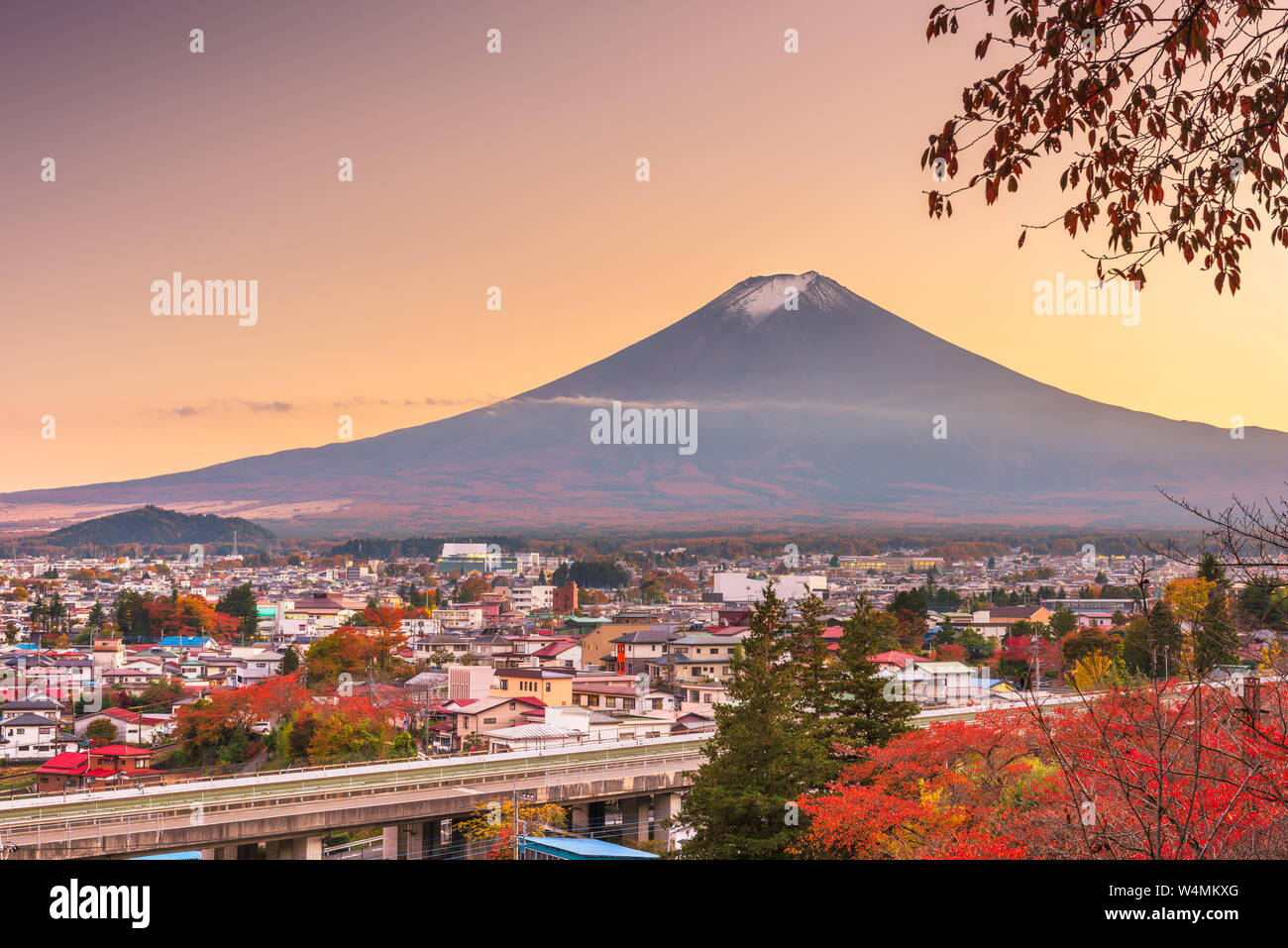 Fujiyoshida, Yamanashi, Japan Town Skyline im Herbst in der Dämmerung mit Mt. Fuji. Stockfoto