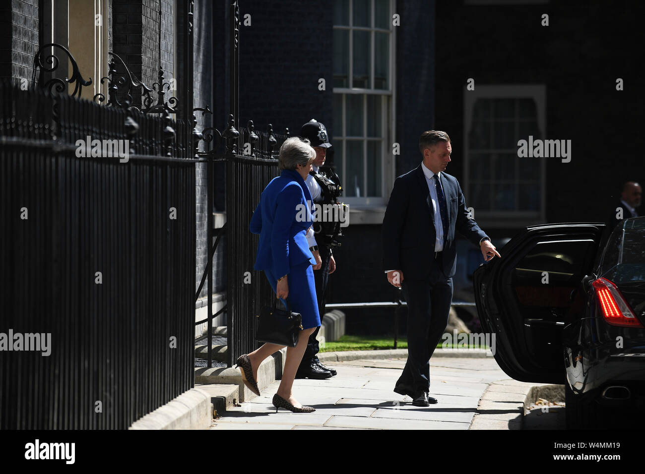 London, Großbritannien. 24. Juli, 2019. Der britische Premierminister Theresa May Blätter 10 Downing Street zu Ihrem letzten Ministerpräsidenten Fragen am Unterhaus in London, Großbritannien am 24. Juli 2019. Credit: Han Yan/Xinhua/Alamy leben Nachrichten Stockfoto