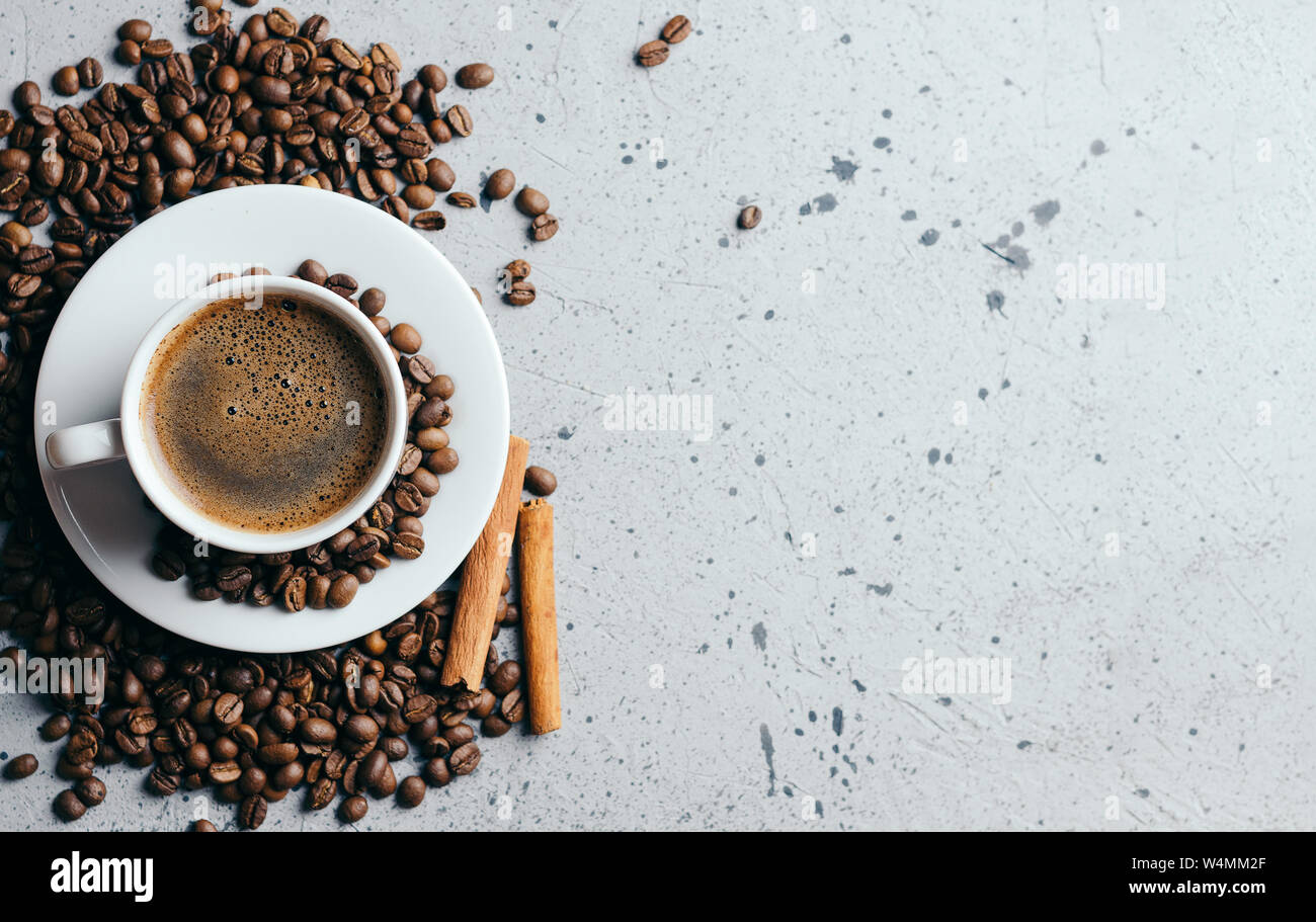 Weiß Kaffeetasse mit duftenden Espresso auf grauem Hintergrund mit Platz für Text Stockfoto