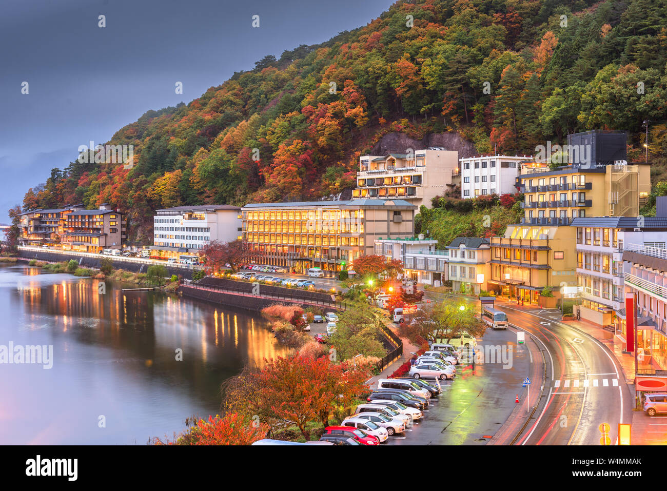 Lake Kawaguchi, Yamanashi, Japan mit Resorts an der Lakeside in der Dämmerung im Herbst. Stockfoto