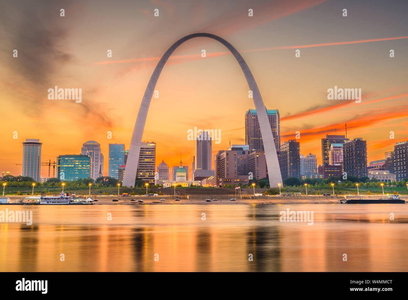 St. Louis, Missouri, USA downtown Stadtbild auf dem Mississippi Fluss in der Dämmerung. Stockfoto