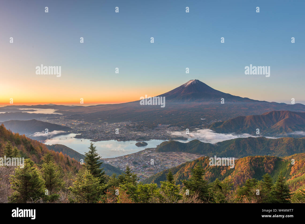 Mt. Fuji, Japan über Kawaguchi See auf einen Herbst Dawn. Stockfoto