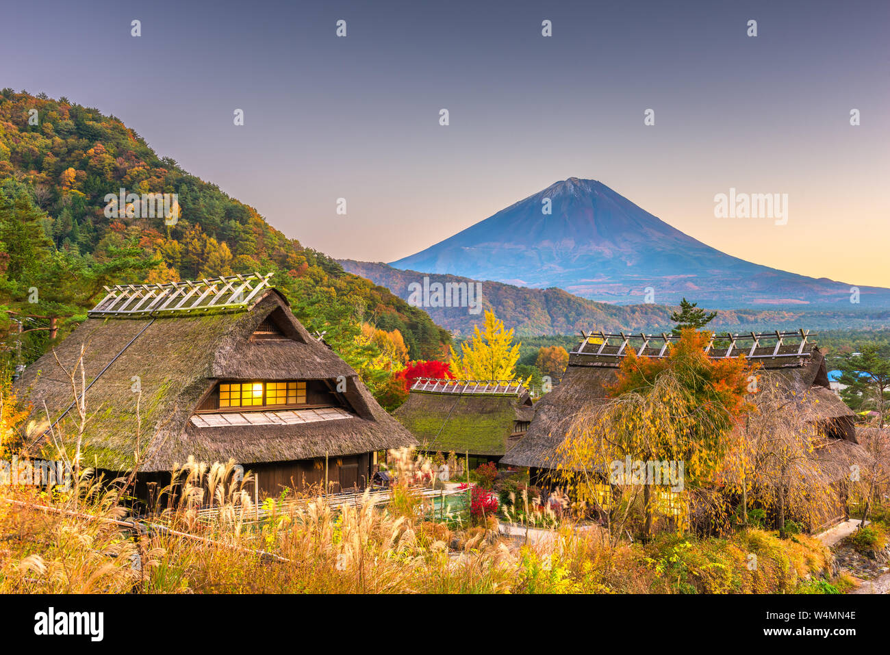 Mt. Fuji, Japan Herbst Landschaft mit historischen japanischen Dorf. Stockfoto