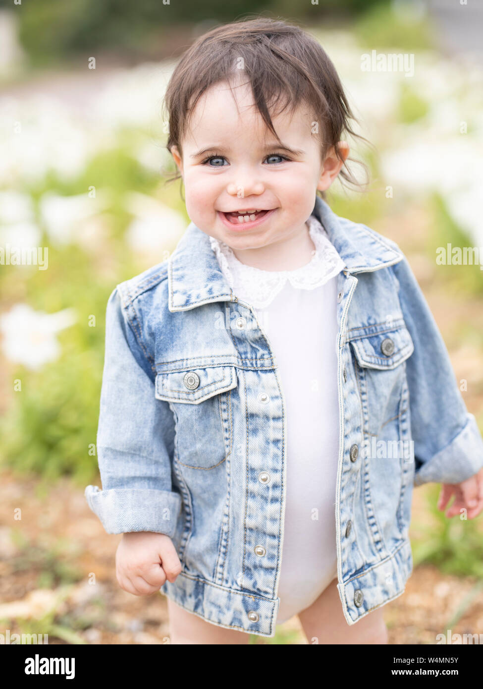 1-jährige Kind mit Jeans Jacke Stockfoto