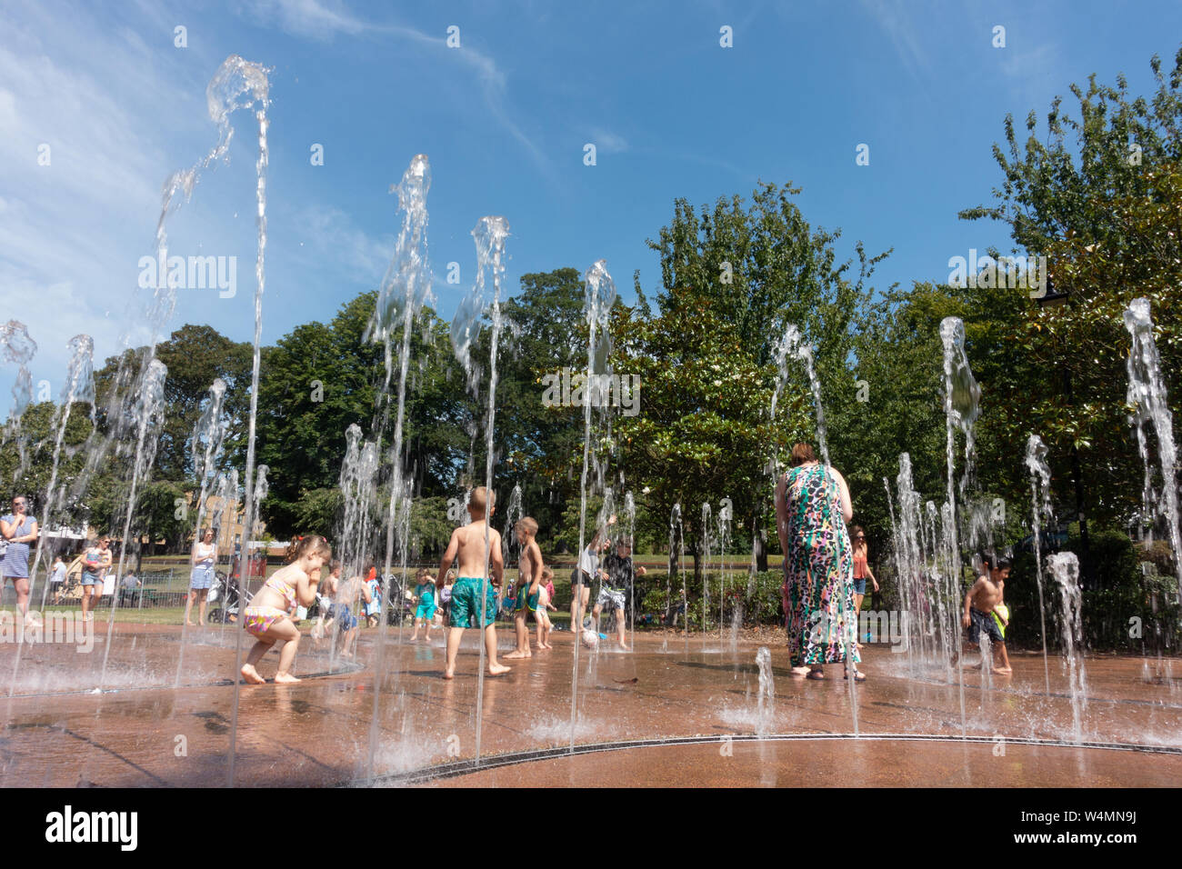 Windsor, Großbritannien. 25. Juli, 2019: Deutschland Wetter - junge Familien mit der Hitze durch Abkühlung im Brunnen in Junggesellen'Acre in Windsor. Matthäus Ashmore/Alamy leben Nachrichten Stockfoto