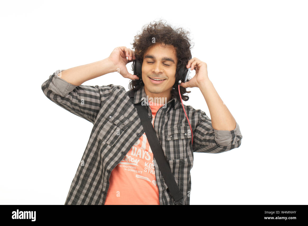 College Junge Musik hören auf Kopfhörer Stockfoto