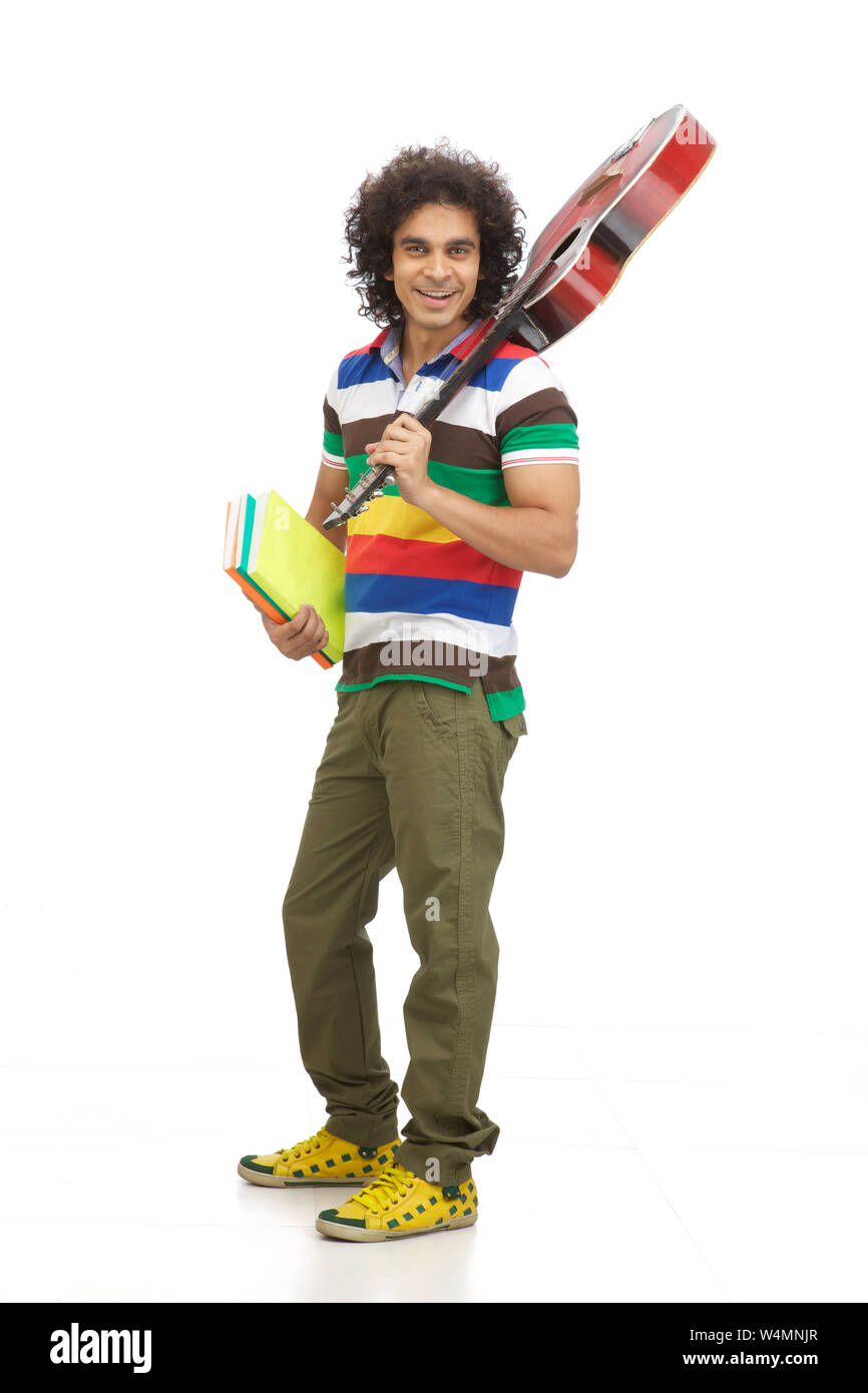 College Junge mit Büchern und Gitarre Stockfoto
