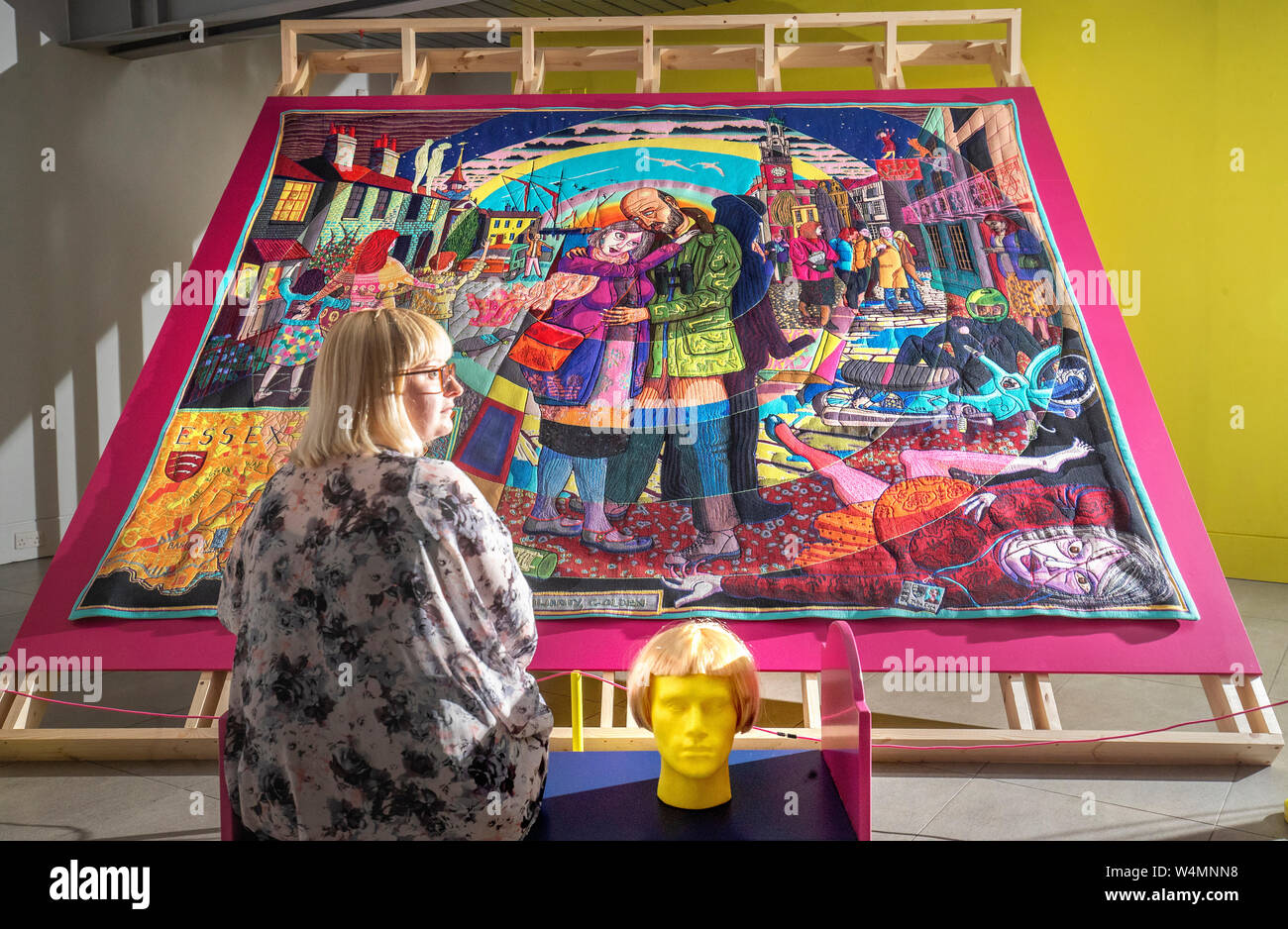 Galerie vor dem Haus manager Sinead Bracken nimmt einen Blick an einigen der Tapisserie Arbeiten der Künstlerin Grayson Perry vor der Ausstellung ist für die Öffentlichkeit am Dovecot Studios in Edinburgh eröffnet. Stockfoto