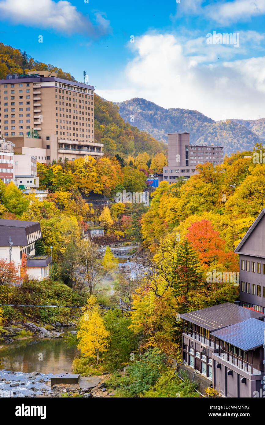 Jozankei, Japan Gasthäuser und River Skyline während der Herbstsaison. Stockfoto