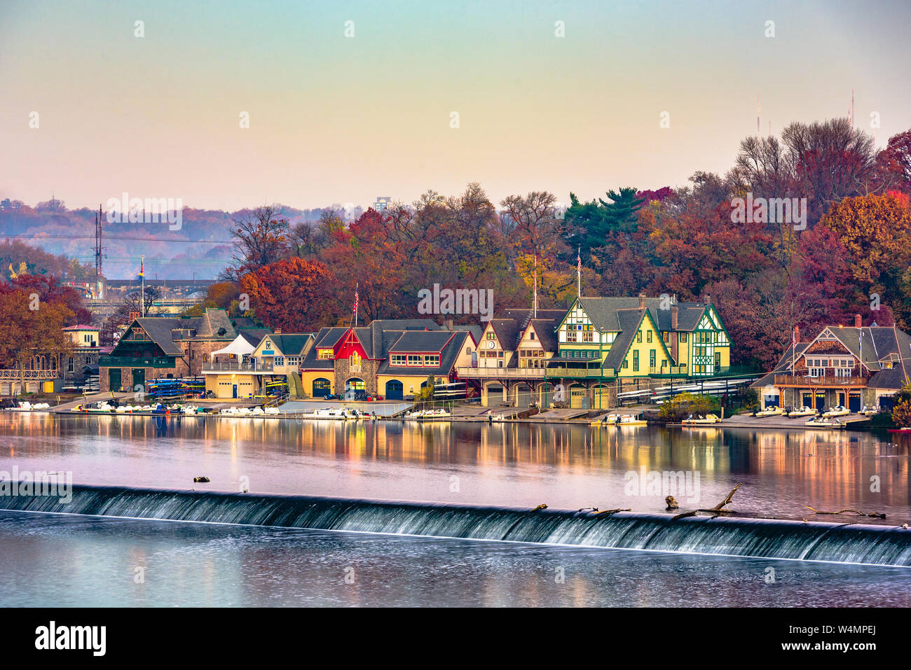 Philadelphia, Pennsylvania, USA Dämmerung auf der Schuylkill River bei Boathouse Row. Stockfoto