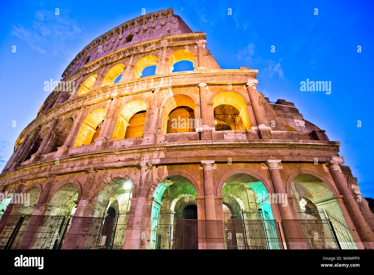 Majestic Kolosseum von Rom Abend bunte Aussicht, Wahrzeichen der Ewigen Stadt, Hauptstadt von Italien Stockfoto