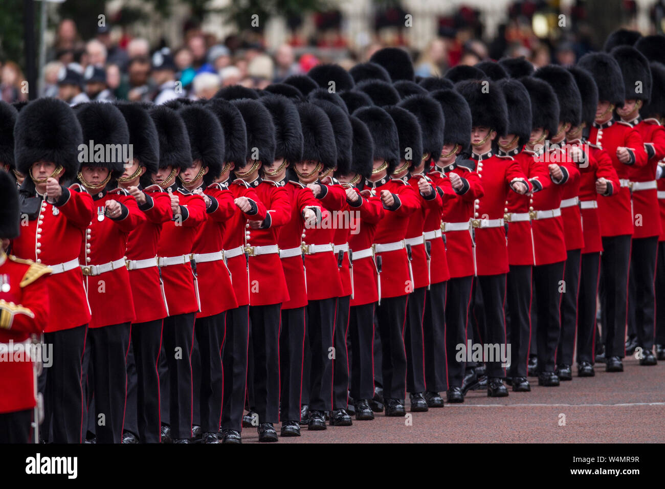 Die Farbe, Geburtstag Parade feiern der Königin außerhalb des Buckingham Palace, London, England, Vereinigtes Königreich Stockfoto