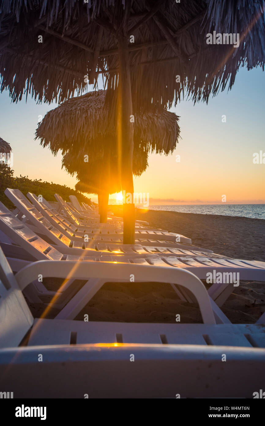 Karibische Strände: die perfekten Reiseziele. Herrliche Sonnenuntergänge am Strand von Varadero, Kuba. Hotels und Resorts in Kuba, die grösste der Antillen. Stockfoto