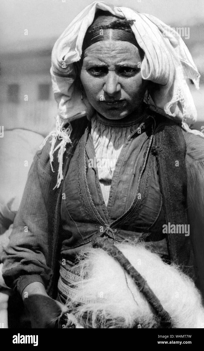 Gjirokastra Frau in typischer Tracht, Albanien, 1910 Stockfoto