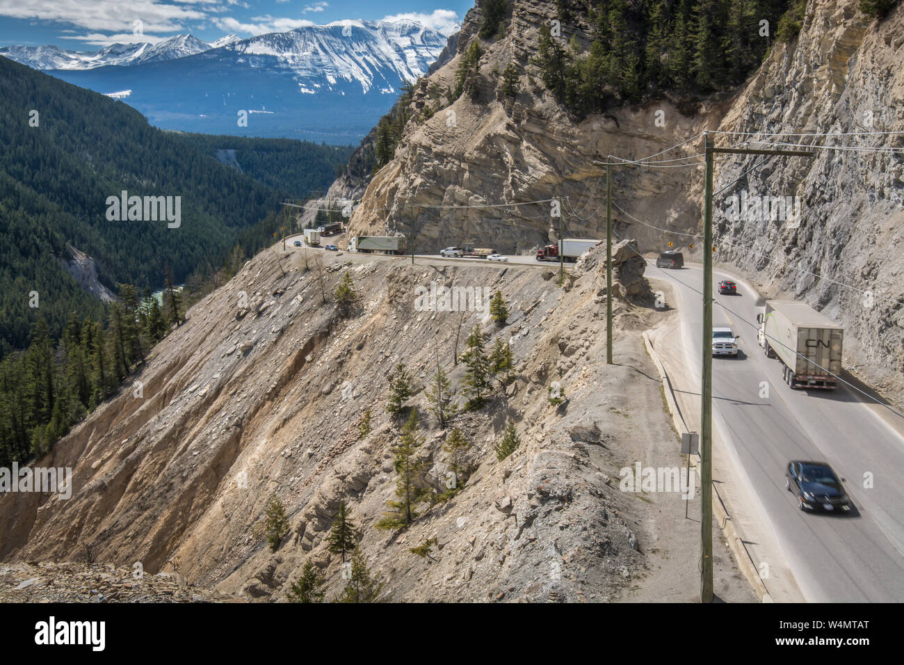 Verkehr auf theTrans Canada Highway in der Nähe von Golden, British Columbia, Kanada Stockfoto