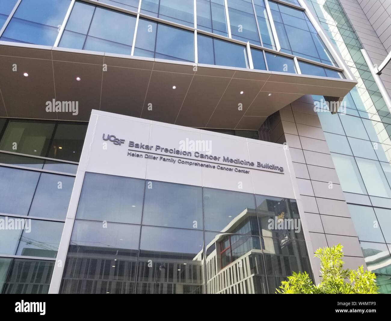 Auf der Fassade an der neu errichteten Bakar Präzision Krebs Medizin Gebäude Zeichen an der Universität von Kalifornien in San Francisco (UCSF) Medical Center in Mission Bay, San Francisco, Kalifornien, 18. Juni 2019. () Stockfoto
