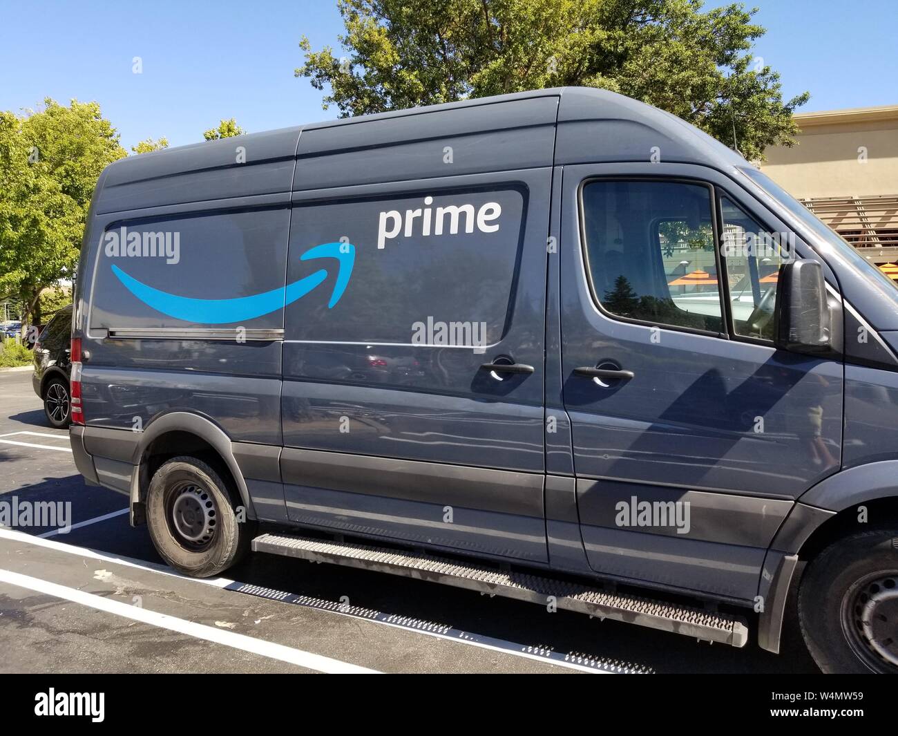 Close-up Logo für Amazon Prime Service auf der Seite von einem Lieferwagen  in San Ramon, Kalifornien; Amazon verkündete, daß es anstellen würden  Tausende weitere Fahrer, die Lieferungen zu 1 Tag versand Optionen