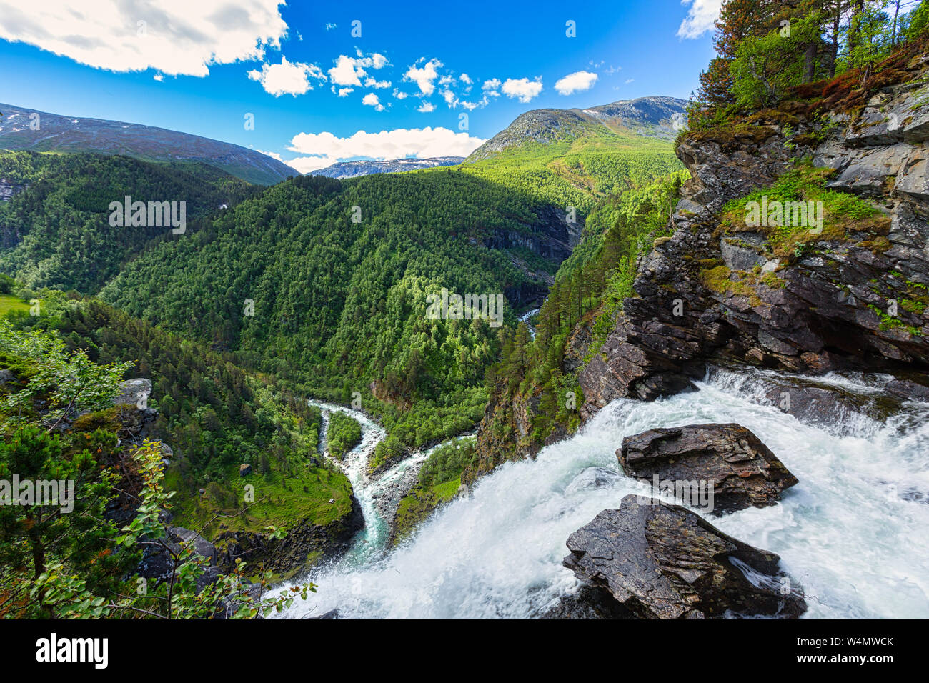 Eine wilde und beeindruckende norwegische Landschaft mit Bergen, Flüssen, Wäldern im Sommer - ein beliebtes Urlaubsziel - Norwegen Stockfoto