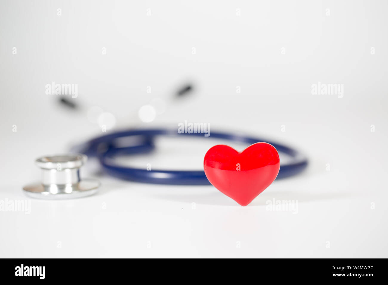 Rote Herzform mit Stethoskop Stockfoto