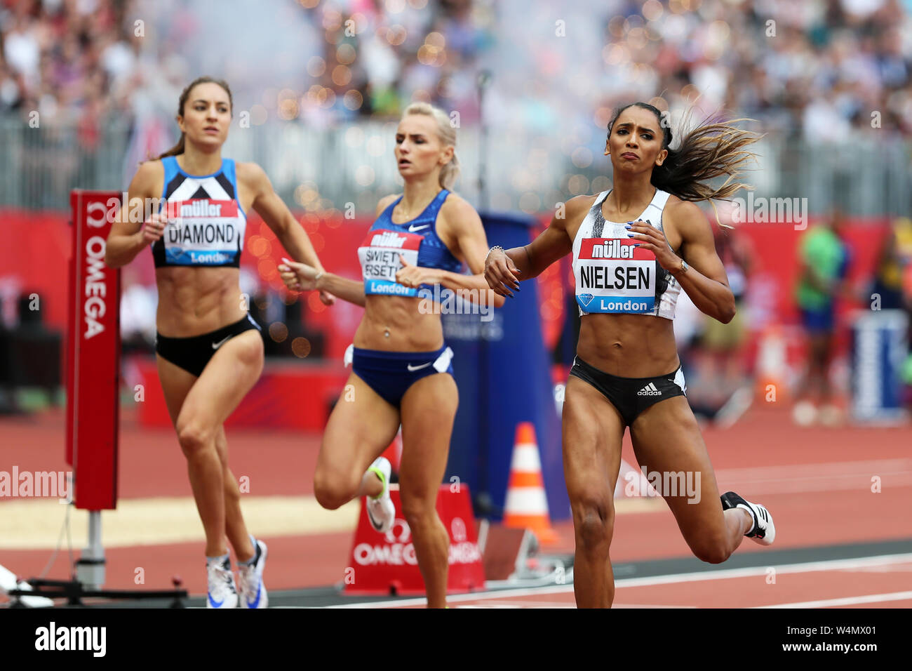 Laviai NIELSEN (Großbritannien), Überqueren der Ziellinie in 400 m-Finale der Frauen an der 2019, IAAF Diamond League, Jubiläum Spiele, Queen Elizabeth Olympic Park, Stratford, London, UK. Stockfoto