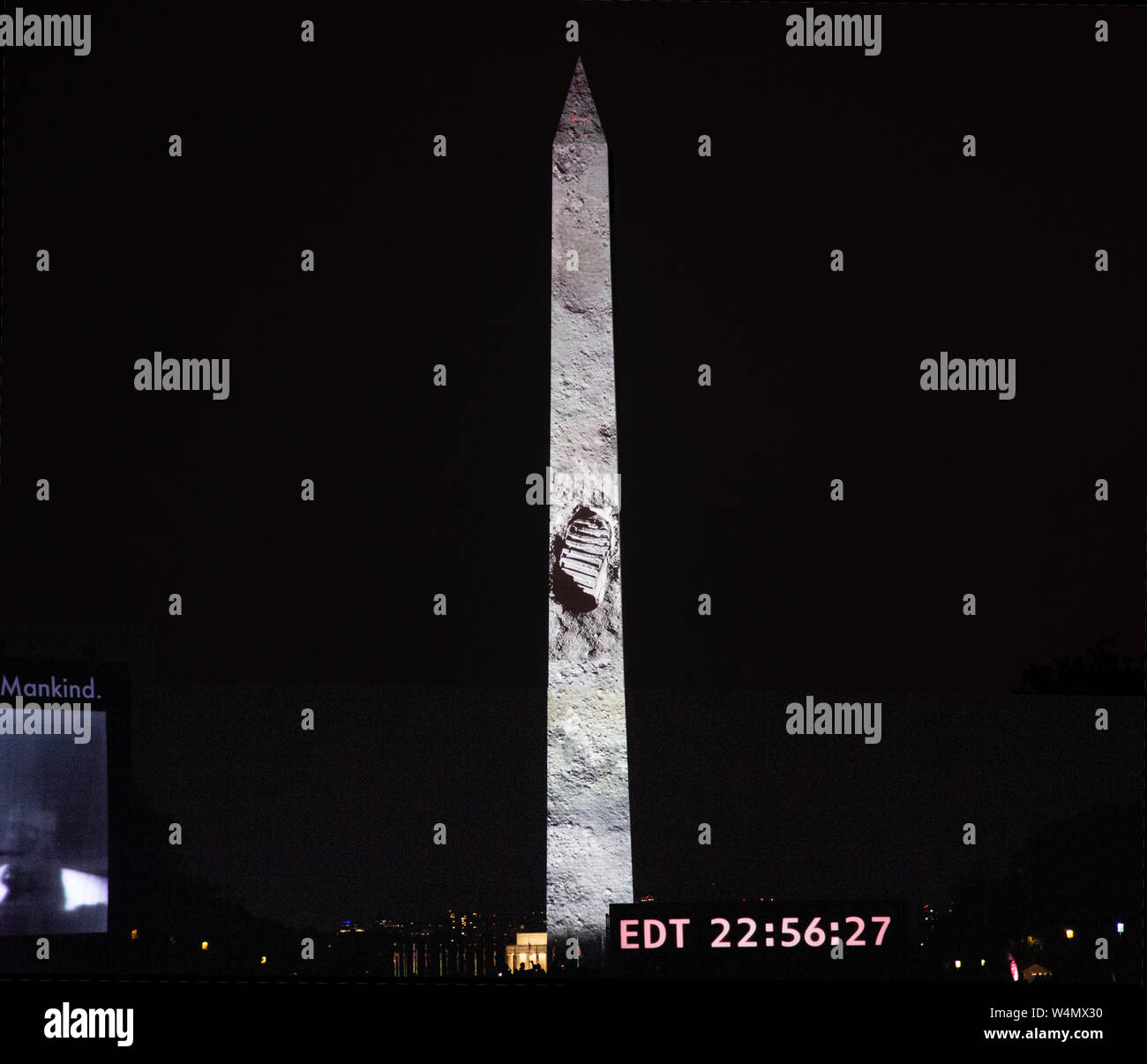 Auf das Washington Monument, das Foto von Neil Armstrongs Fußabdruck auf der Mondoberfläche projiziert begeisterte auf der National Mall bei Cele Stockfoto