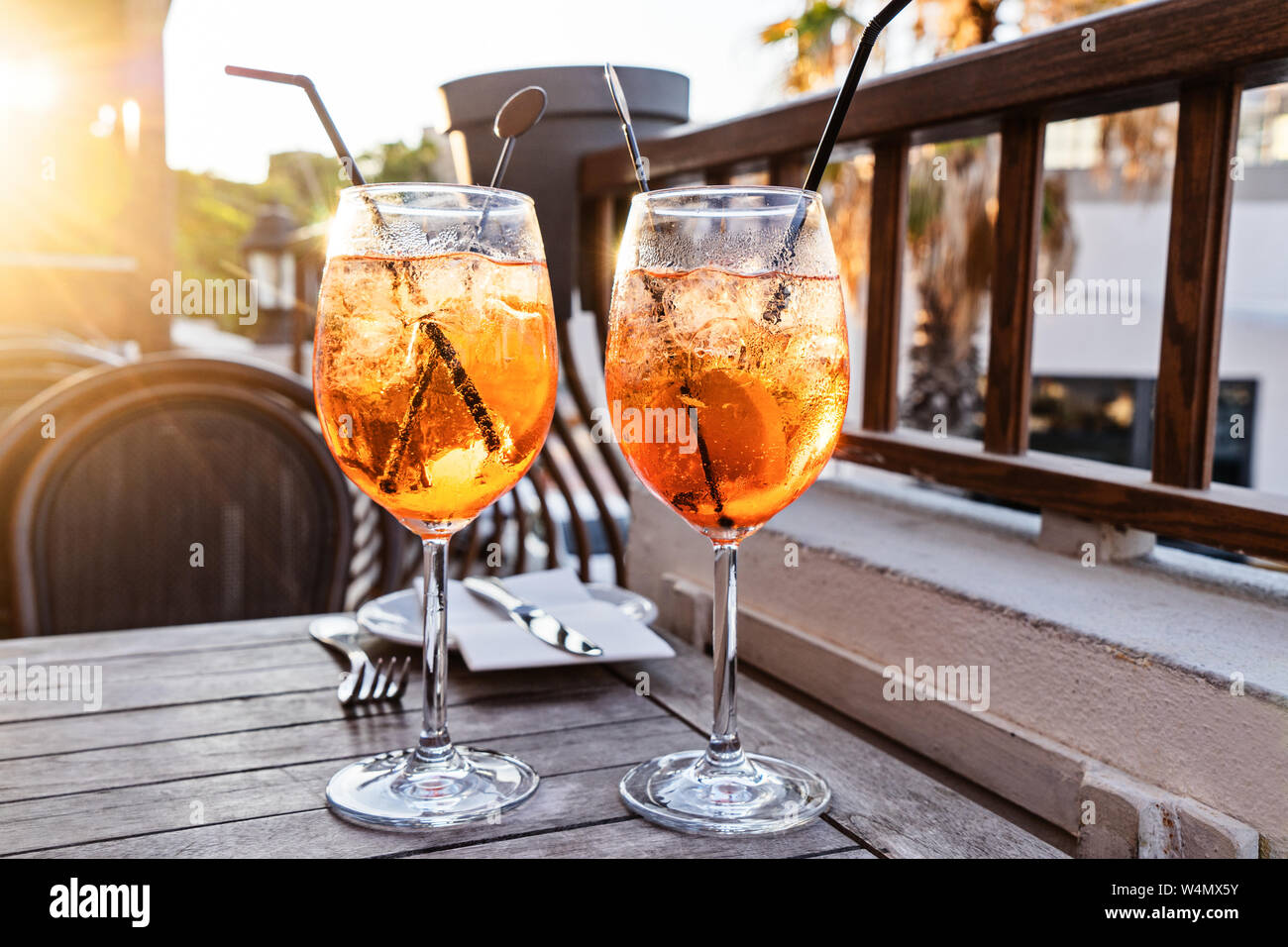 Zwei Wein Glas kalten Cocktail Aperol Spritz auf Hintergrund des  Restaurant. Traditionelle italienische Aperitif Cocktail Konzept  Stockfotografie - Alamy