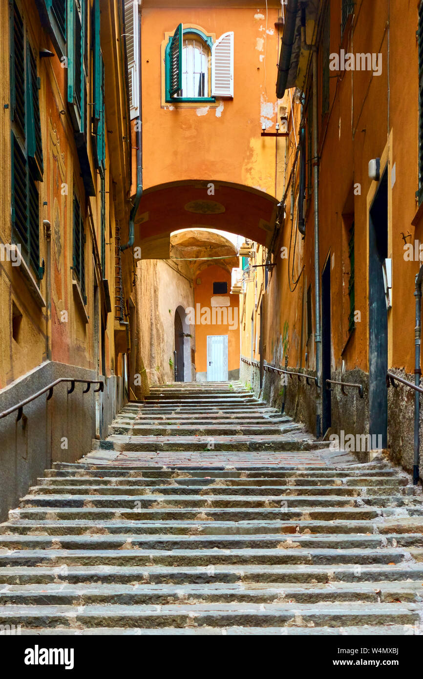 Malerische Genueser alte Straße bergauf mit Treppen, Genua (Genova), Italien Stockfoto