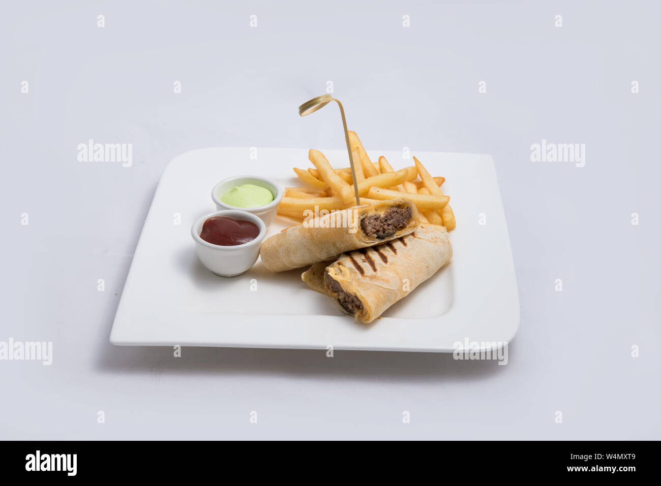 Einen niedrigen Kontrast hero Schuß eines Beef wrap Sandwich mit Samurai & alger Sauce und Pommes frites auf der Seite, auf einer minimalen weißen Hintergrund mit einem 45 Grad angl Stockfoto