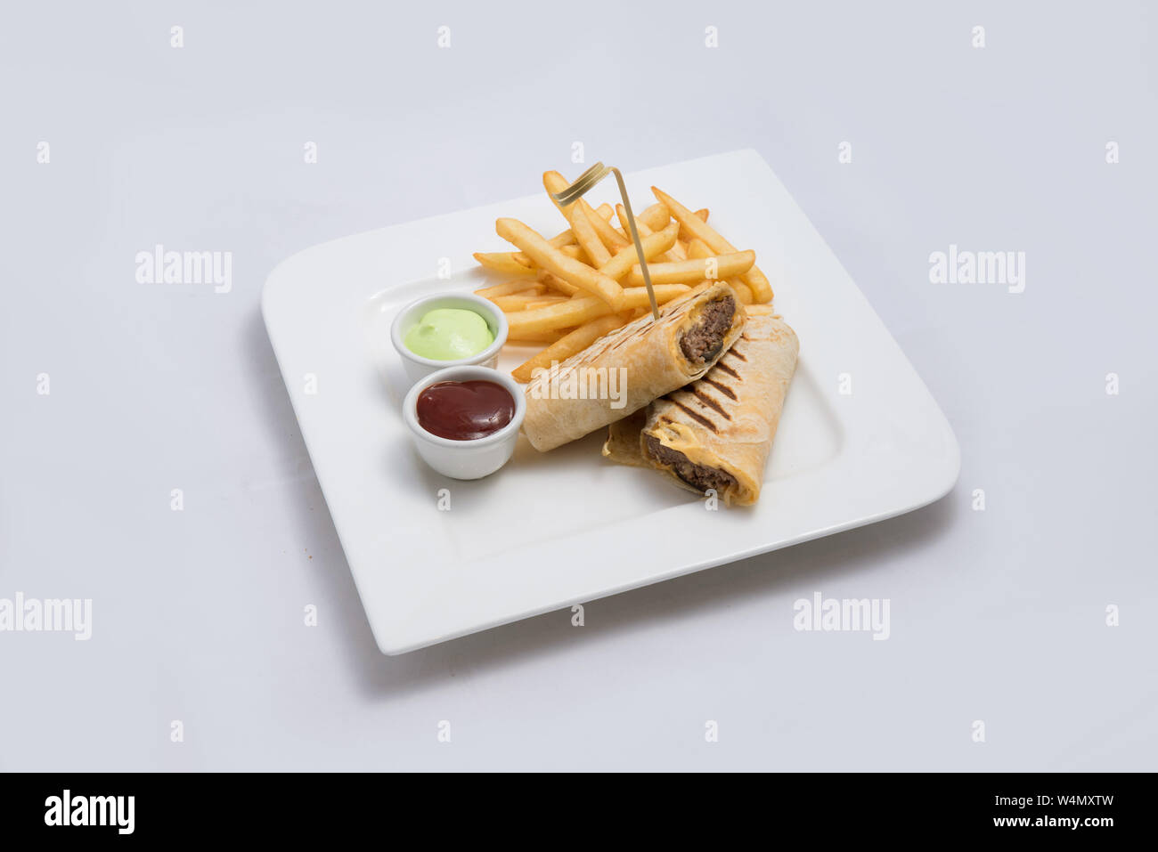 Einen niedrigen Kontrast hero Schuß eines Beef wrap Sandwich mit Samurai & alger Sauce und Pommes frites auf der Seite, auf einer minimalen weißen Hintergrund mit einem 45 Grad angl Stockfoto