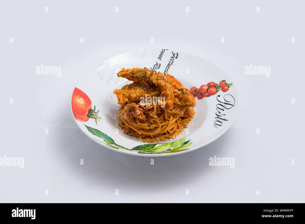 Einen niedrigen Kontrast hero Schuß vom Huhn mit Nudeln Nudeln in eine Platte curry mit minimalen weißen Hintergrund mit 60 Grad von vorne Perspektive Stockfoto