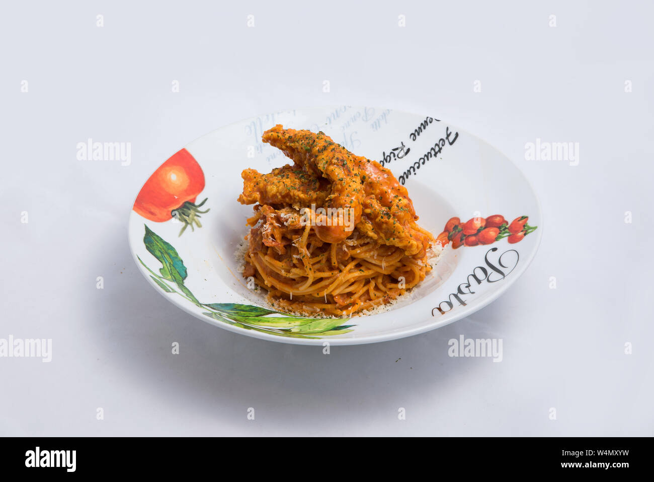 Einen niedrigen Kontrast hero Schuß vom Huhn mit Nudeln Nudeln in eine Platte curry mit minimalen weißen Hintergrund mit 60 Grad von vorne Perspektive Stockfoto