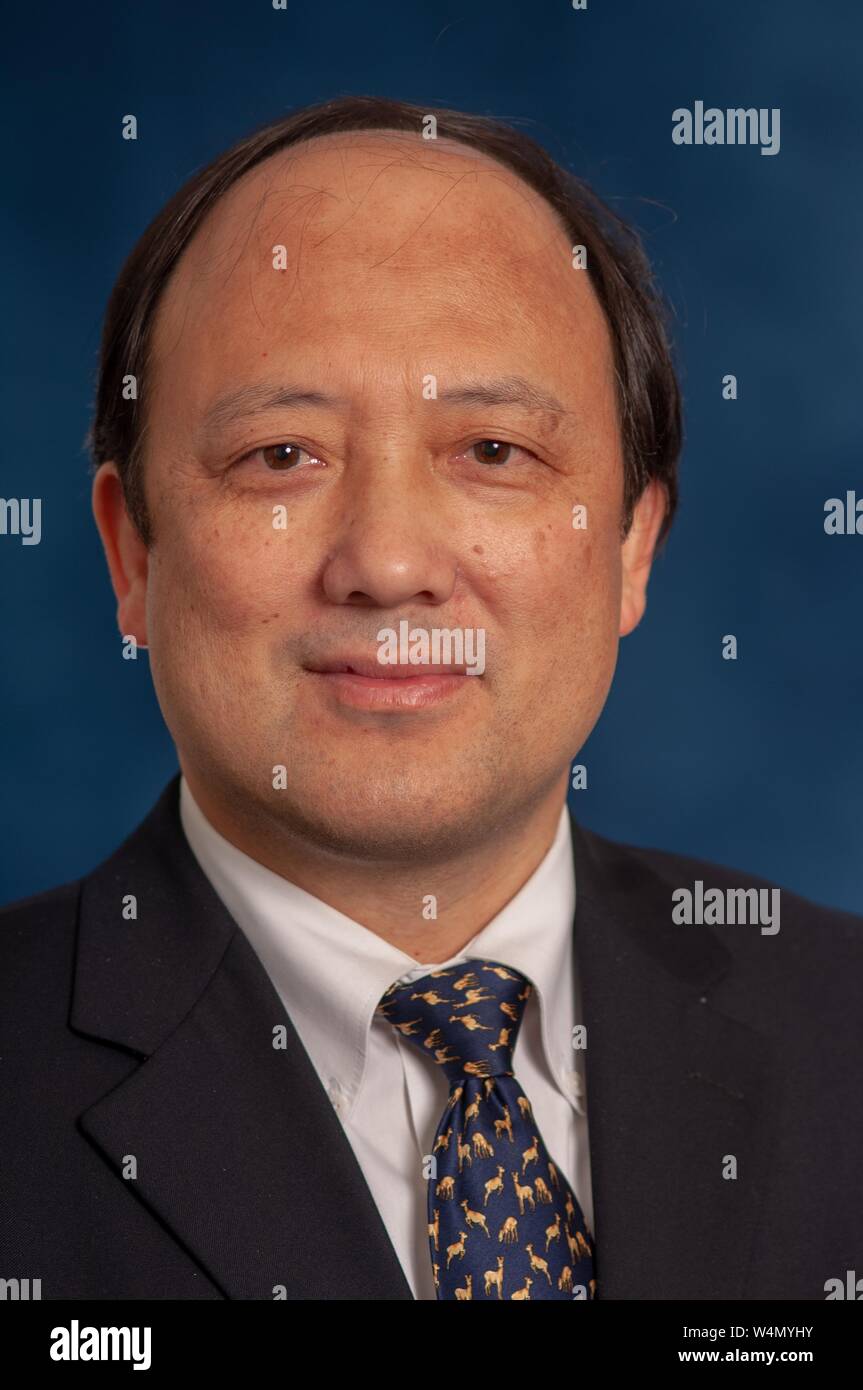 Close-up Studio Portrait von Shiyi Chen, ehemaliger Professor der Fakultät für Maschinenbau an der Johns Hopkins University in Baltimore, Maryland, mit Blick auf die Kamera, 31. Oktober 2005. Vom Homewood Sammlung Fotografie. () Stockfoto