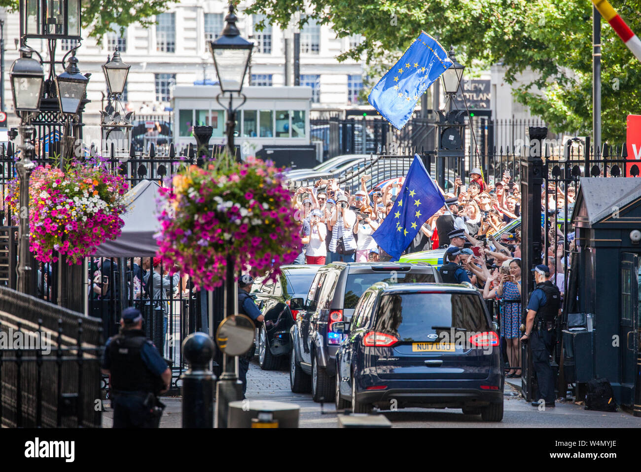 London, Großbritannien. 24. Juli, 2019. Theresa May, begleitet von ihrem Mann Philip, Blätter der Downing Street zum Buckingham Palast zu gehen Sie ihren Rücktritt auf die Königin. Credit: Mark Kerrison/Alamy leben Nachrichten Stockfoto