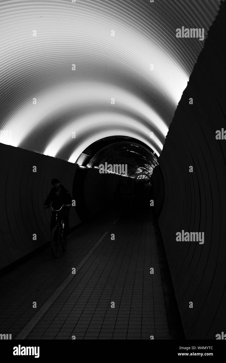 Wellige Foto von Lichtern im Tunnel Stockfoto