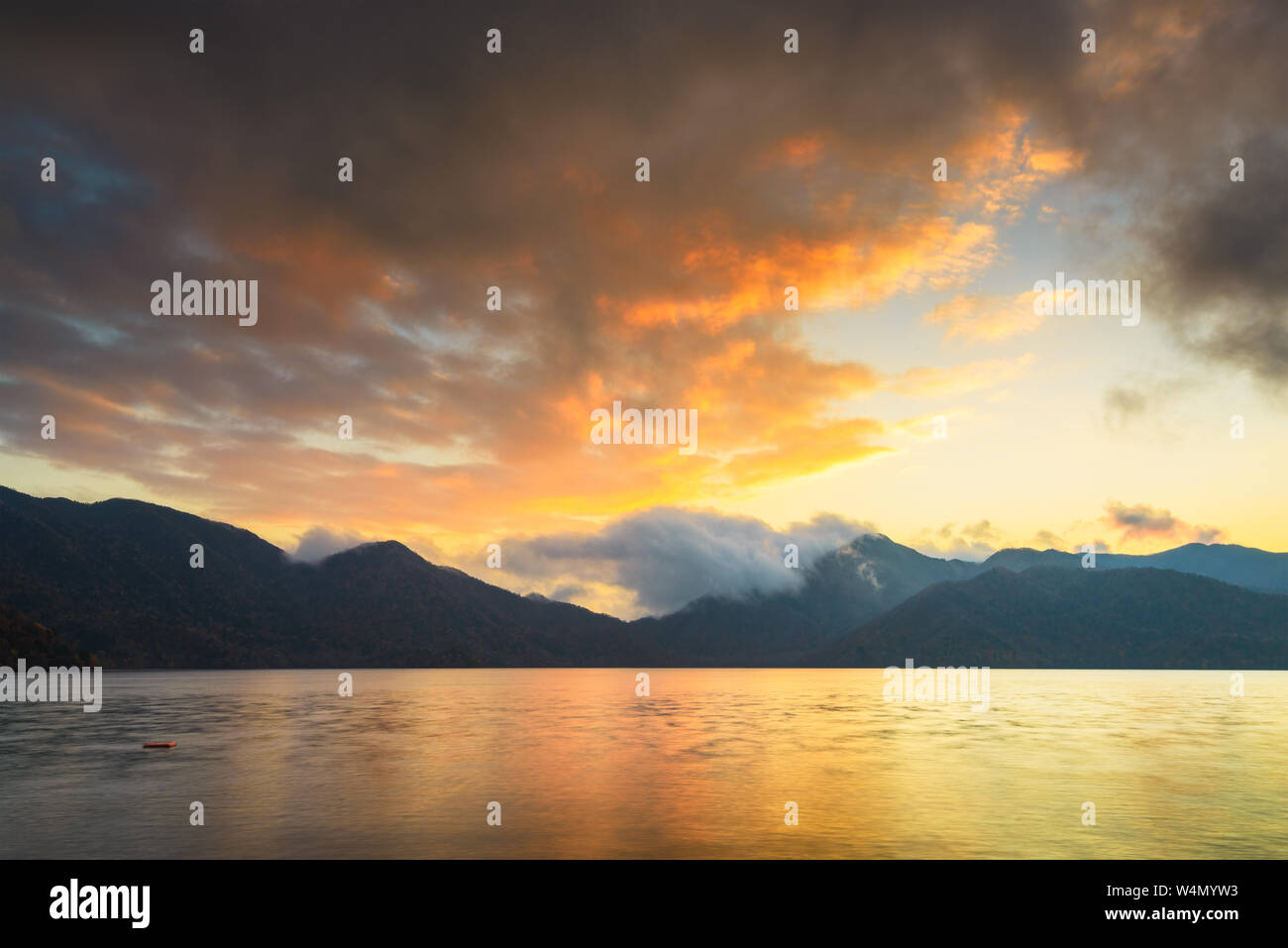 See Chuzenji in Nikko, Japan bei Sonnenuntergang. Stockfoto