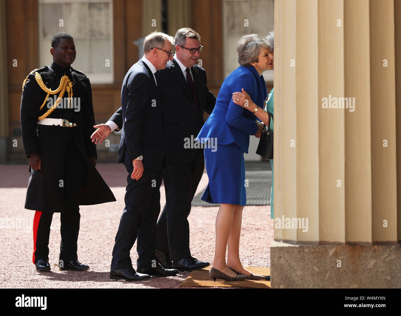 Theresa May und ihr Ehemann Philip begrüßt von Rt Hon Edward Young, Sekretär der Königin, Major Nana Twumasi-Ankrah, Household Cavalry Regiment und Lady Susan Hussey, Dame der Königin im warten, wie sie im Buckingham Palace in London kommt für ein Publikum mit Königin Elizabeth II. offiziell als Ministerpräsident zurücktreten. Stockfoto