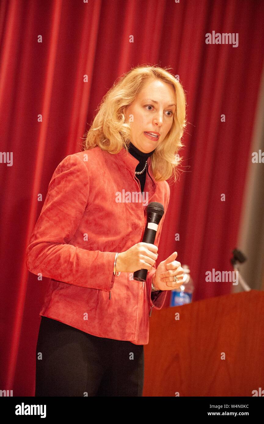 Schriftsteller und ehemaliger CIA Agent Valerie Plame, hält ein Mikrofon während einer Rede auf der Milton S Eisenhower Symposium an der Johns Hopkins Universität, Baltimore, Maryland, 30. Oktober 2008. Vom Homewood Sammlung Fotografie. () Stockfoto
