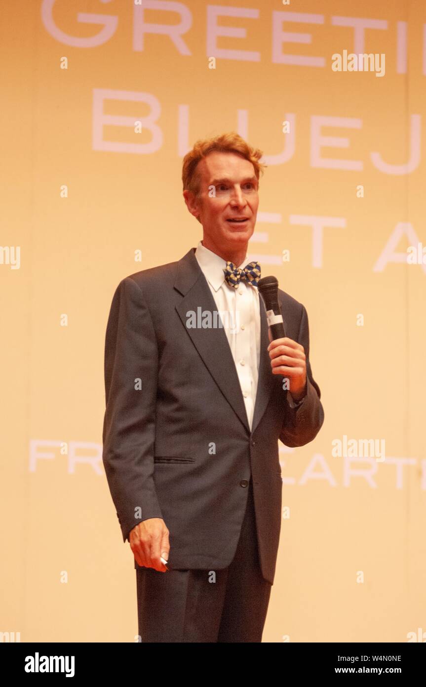 Drei viertel länge geschossen von Science communicator Bill Nye, hält ein Mikrofon beim Sprechen während eines Milton S Eisenhower Symposium an der Johns Hopkins Universität, Baltimore, Maryland, 23. Oktober 2007. Vom Homewood Sammlung Fotografie. () Stockfoto