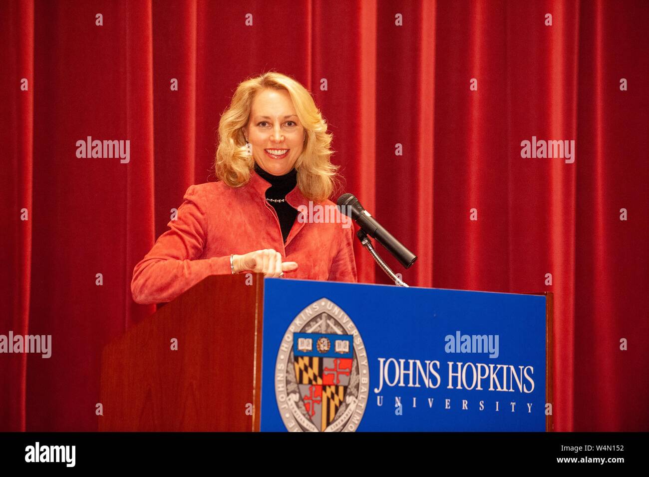 Schriftsteller und ehemaliger CIA Agent Valerie Plame, hinter einem Podium stehend und lächelnd, während einer Milton S Eisenhower Symposium an der Johns Hopkins Universität, Baltimore, Maryland, 30. Oktober 2008. Vom Homewood Sammlung Fotografie. () Stockfoto