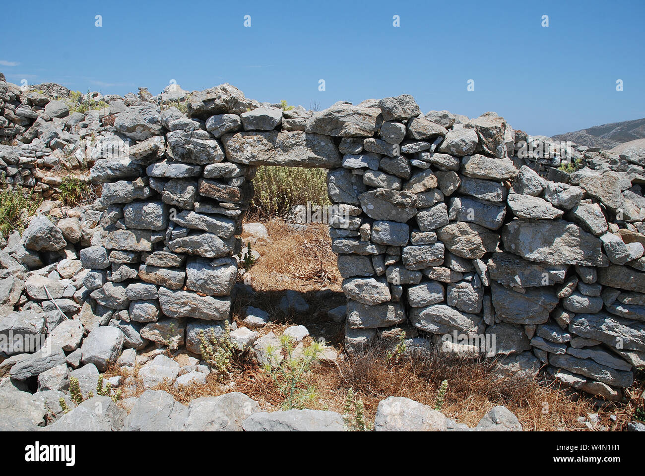 Die Ruinen der mittelalterlichen Kreuzritter Ritter Burg über Megalo Chorio auf der griechischen Insel Tilos. Stockfoto