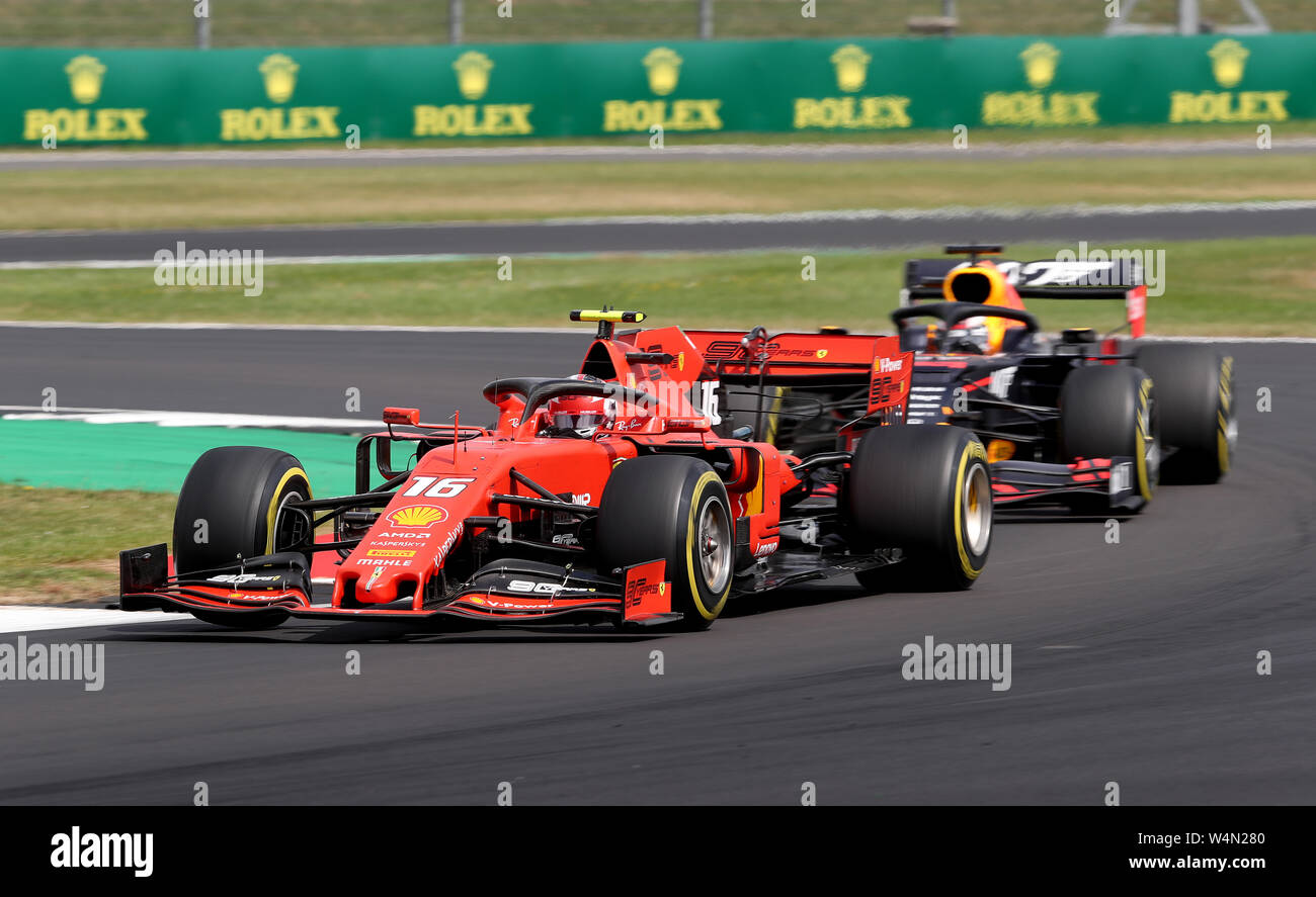 Ferrari's Charles Leclerc, gefolgt von Red Bull's Max Verstappen während des Grand Prix von Großbritannien in Silverstone, Towcester. DRÜCKEN SIE VERBANDSFOTO. Bilddatum: Sonntag, 14. Juli 2019. Siehe PA Story AUTO British. Bildnachweis sollte lauten: David Davies/PA Wire. Stockfoto