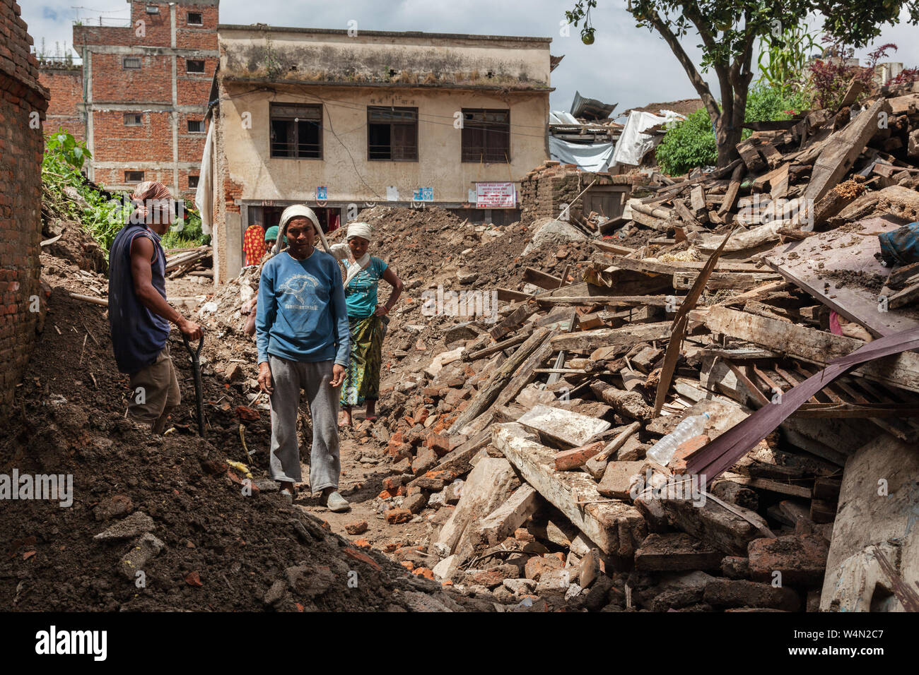Die Menschen im Dorf von Sankhu clearing eingestürzten Gebäuden nach einem verheerenden Erdbeben in Nepal. Stockfoto