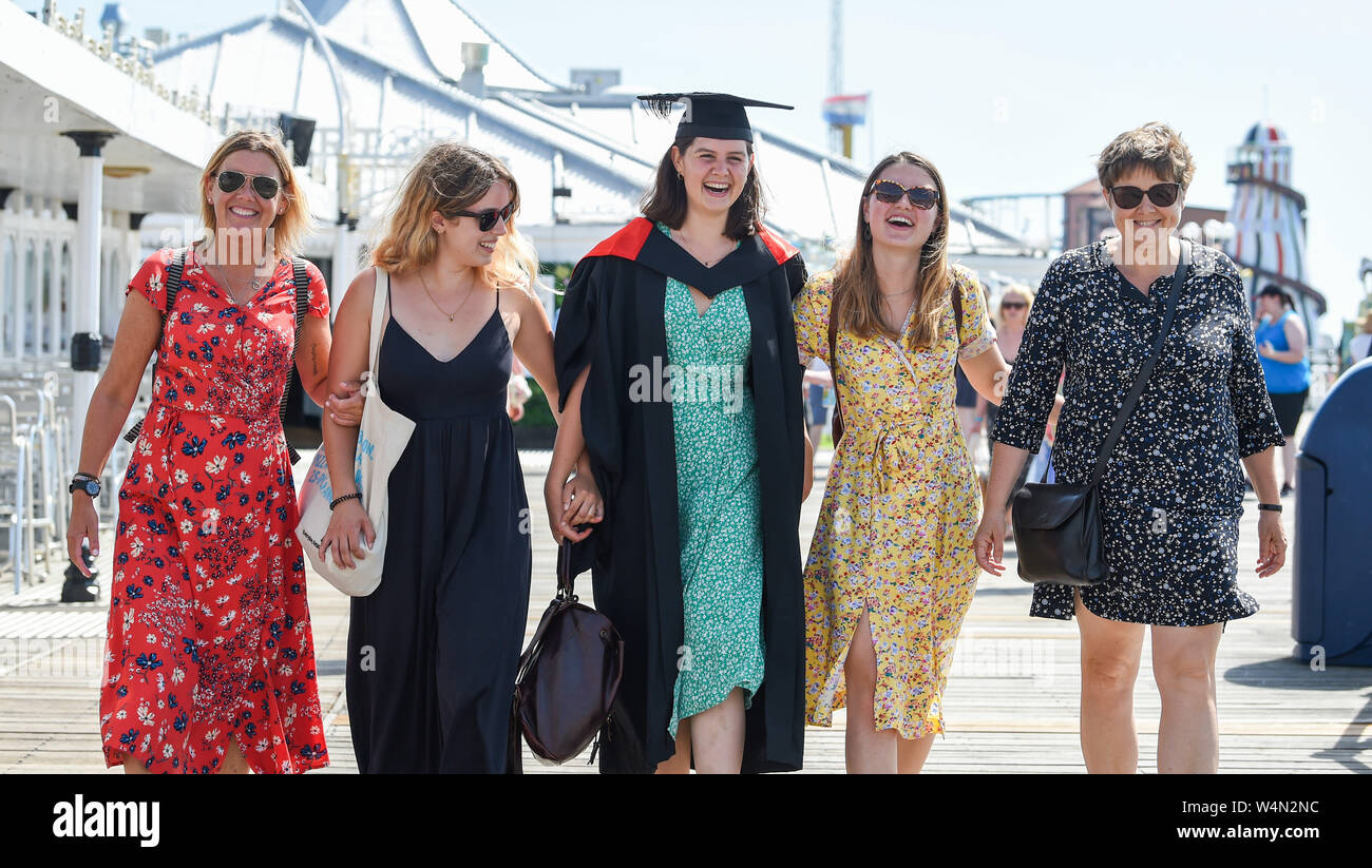 Brighton UK 24. Juli 2019 - Mathilde Compagnon feiert Abschluss an der Universität von Sussex mit einem Spaziergang mit der Familie und Freunden auf Brighton Palace Pier, wie die heißen, sonnigen Wetter in Großbritannien fort. Die hitzewelle Bedingungen sind die Aussichten weiterhin Morgen und Temperaturen erwartet werden neue Datensätze mit, wie man es erreichen kann so hoch wie 39 Grad Celsius in London zu schlagen. Foto: Simon Dack/Alamy leben Nachrichten Stockfoto