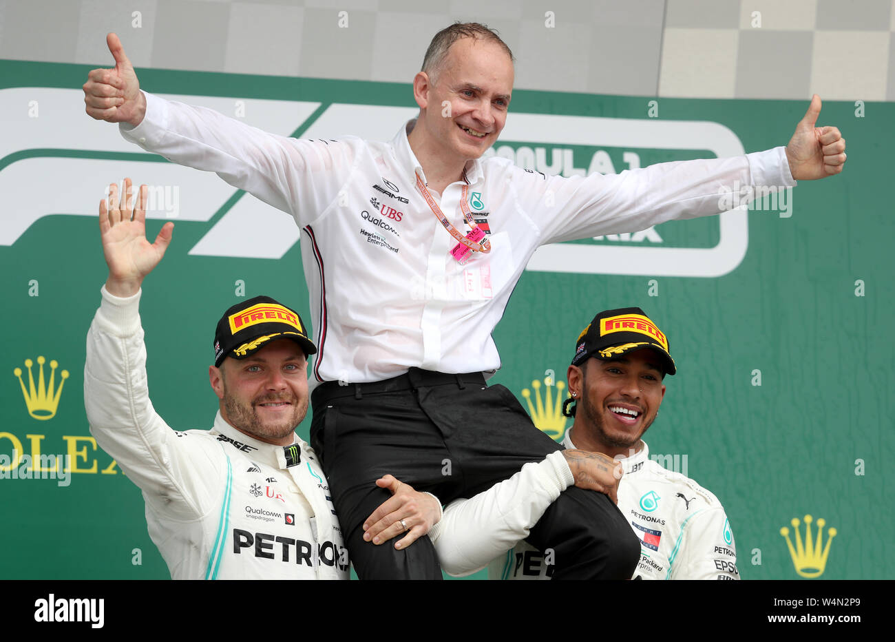 Mercedes' Valtteri Bottas (links) und Lewis Hamilton feiern mit Mercedes-Chefdesigner John Owen nach dem britischen Grand Prix in Silverstone, Towcester. DRÜCKEN SIE VERBANDSFOTO. Bilddatum: Sonntag, 14. Juli 2019. Siehe PA Story AUTO British. Bildnachweis sollte lauten: David Davies/PA Wire. Stockfoto
