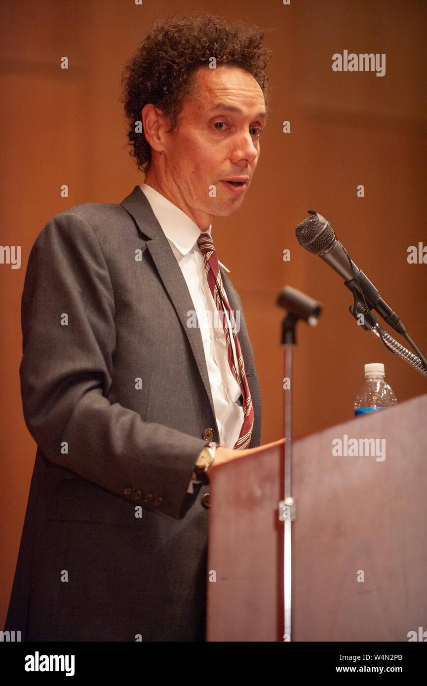 Portrait von Autor Malcolm Gladwell Sprechend während eines Milton S Eisenhower Symposium an der Johns Hopkins University in Baltimore, Maryland, 6. Oktober 2009. Vom Homewood Sammlung Fotografie. () Stockfoto