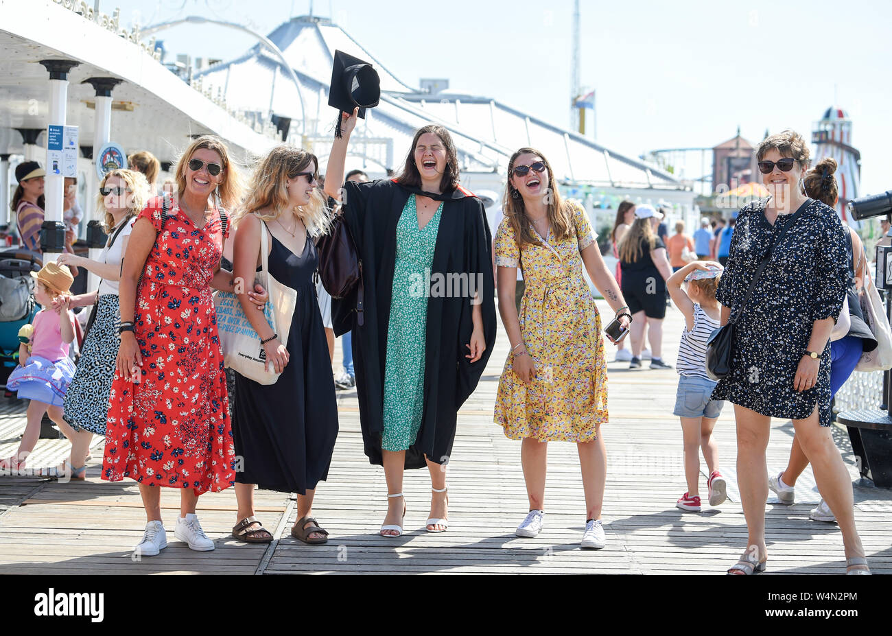 Brighton UK 24. Juli 2019 - Mathilde Compagnon feiert Abschluss an der Universität von Sussex mit einem Spaziergang mit der Familie und Freunden auf Brighton Palace Pier, wie die heißen, sonnigen Wetter in Großbritannien fort. Die hitzewelle Bedingungen sind die Aussichten weiterhin Morgen und Temperaturen erwartet werden neue Datensätze mit, wie man es erreichen kann so hoch wie 39 Grad Celsius in London zu schlagen. Foto: Simon Dack/Alamy leben Nachrichten Stockfoto
