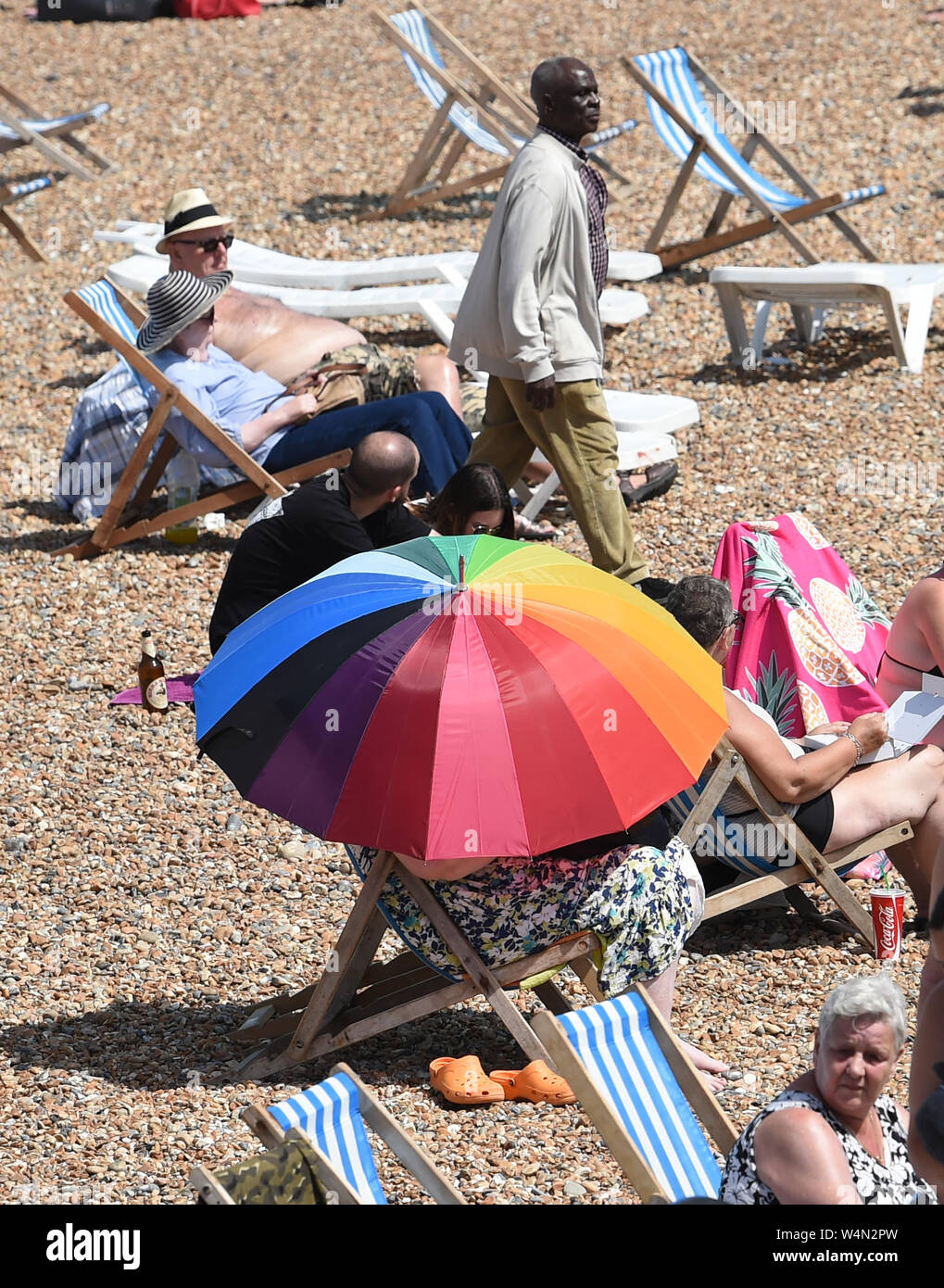 Brighton UK 24. Juli 2019 - Brighton Beach ist wieder wie die heißen, sonnigen Wetter in Großbritannien weiterhin verpackt. Die hitzewelle Bedingungen sind die Aussichten weiterhin Morgen und Temperaturen erwartet werden neue Datensätze mit, wie man es erreichen kann so hoch wie 39 Grad Celsius in London zu schlagen. Foto: Simon Dack/Alamy leben Nachrichten Stockfoto