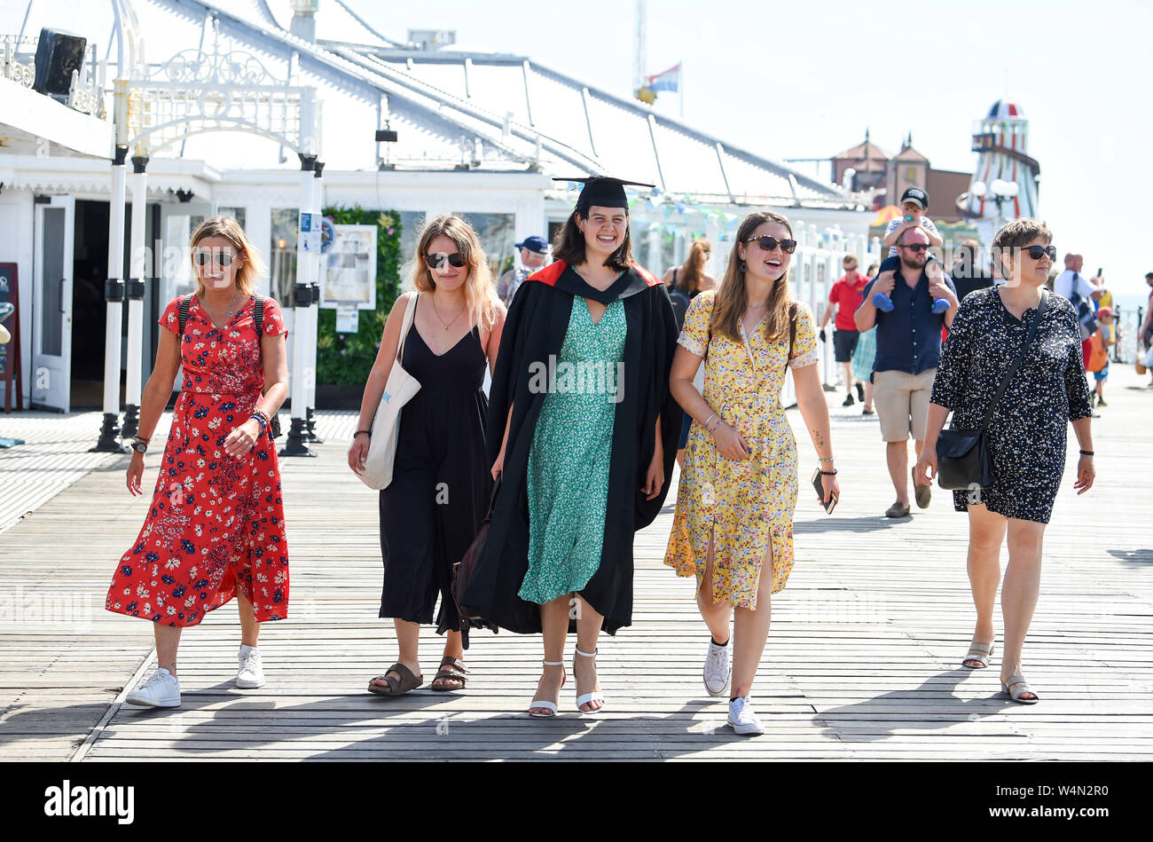 Brighton UK 24. Juli 2019 - Mathilde Compagnon feiert Abschluss an der Universität von Sussex mit einem Spaziergang mit der Familie und Freunden auf Brighton Palace Pier, wie die heißen, sonnigen Wetter in Großbritannien fort. Die hitzewelle Bedingungen sind die Aussichten weiterhin Morgen und Temperaturen erwartet werden neue Datensätze mit, wie man es erreichen kann so hoch wie 39 Grad Celsius in London zu schlagen. Foto: Simon Dack/Alamy leben Nachrichten Stockfoto