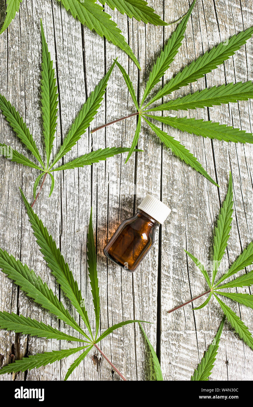 Marihuana Cannabis Blätter und Cannabis Öl in den jar entpacken. Ansicht von oben. Stockfoto