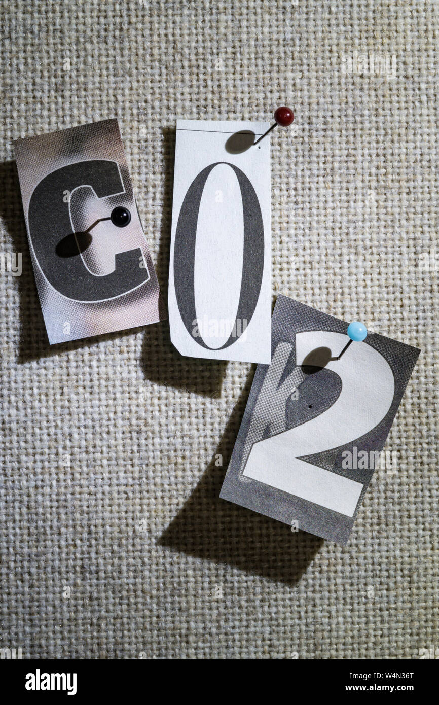 Kohlendioxid Schriftzug auf einem Bulletin Board mit - aus Papier Buchstaben in die loesegeldforderungen Wirkung Typografie Stockfoto